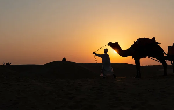 Silhouet Van Een Man Kamelen Tijdens Zonsondergang San Dunes Woestijn — Stockfoto