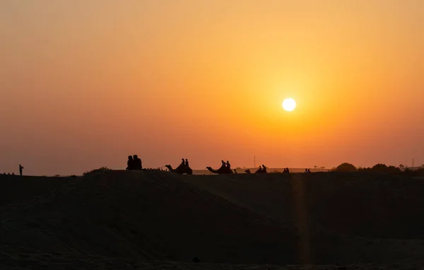 Gün Batımında Jaisalmer Hindistan Daki San Dunes Çölünde Bir Adamın — Stok fotoğraf