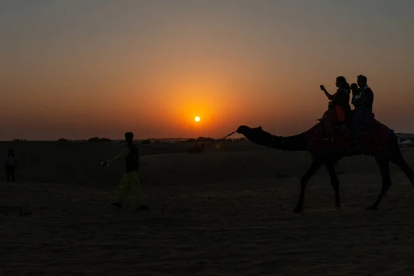 Silhueta Homem Camelos Durante Pôr Sol Deserto San Dunes Jaisalmer — Fotografia de Stock