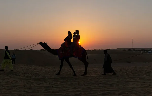 Silhuett Man Och Kameler Solnedgången San Dunes Öknen Jaisalmer Indien — Stockfoto