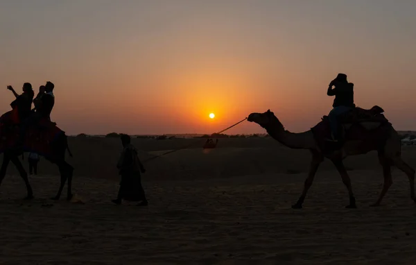 Silhueta Homem Camelos Durante Pôr Sol Deserto San Dunes Jaisalmer — Fotografia de Stock