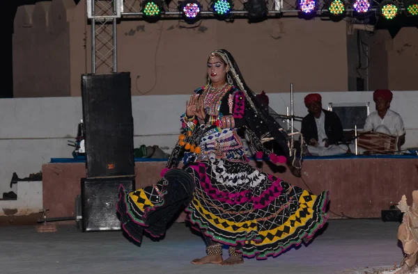 Μια Γυναίκα Που Εκτελεί Παραδοσιακό Λαϊκό Χορό Kalbelia Στο Jaisalmer — Φωτογραφία Αρχείου