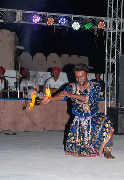 Fire Show Człowiek Ziejący Ogniem Tańczący Płomieniem Jaisalmer Indie Listopad — Zdjęcie stockowe