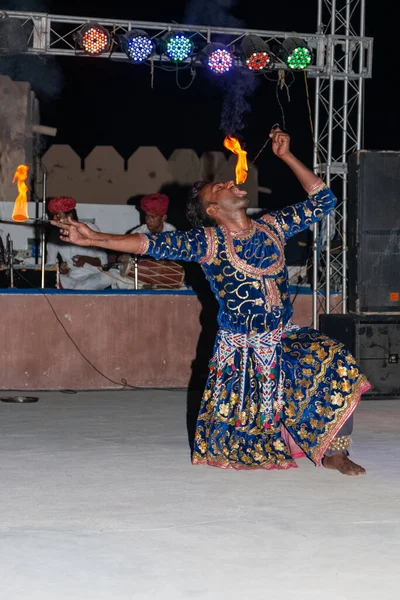 Tuli Show Mies Hengittää Tulta Tanssii Liekillä Jaisalmer Intia Marraskuu — kuvapankkivalokuva