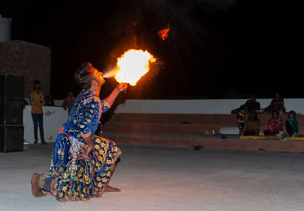 Fire Show Homem Respirando Fogo Dançando Com Chama Jaisalmer Índia — Fotografia de Stock
