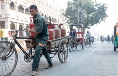 Eski Delhi, Hindistan, Kasım 2018: Chandni Chowk, Eski Delhi 'de sıradan kalabalık şehir hayatı, Hindistan' da ünlü seyahat merkezi..