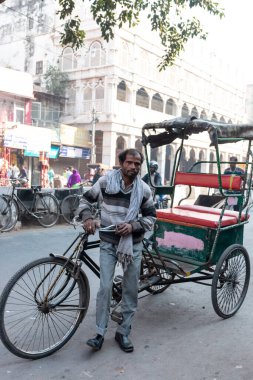 Eski Delhi, Hindistan, Kasım 2018: Chandni Chowk, Eski Delhi 'de sıradan kalabalık şehir hayatı, Hindistan' da ünlü seyahat merkezi..