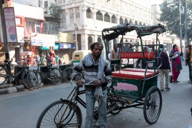 Eski Delhi, Hindistan, Kasım 2018: Chandni Chowk, Eski Delhi 'de sıradan kalabalık şehir hayatı, Hindistan' da ünlü seyahat merkezi..