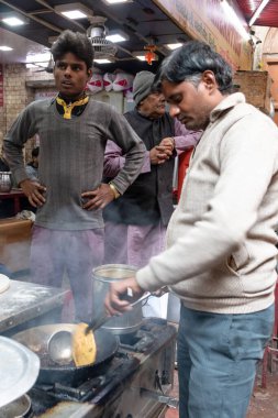Hindistan 'da Chandni Chowk Marker' da Hint halkı yemek hazırlıyor.