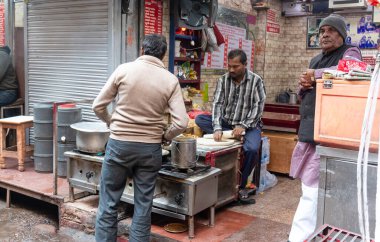 Hindistan 'da Chandni Chowk Marker' da Hint halkı yemek hazırlıyor.