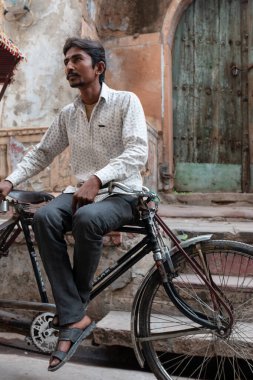 Eski Delhi, Hindistan, Kasım 2018: Chandni Chowk, Eski Delhi 'de sıradan kalabalık şehir hayatı, Hindistan' da ünlü seyahat merkezi..