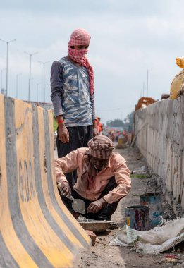 Köprü inşaatında çalışan inşaat işçisi, Delhi, Hindistan, Haziran 2019