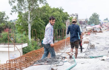 Köprü inşaatında çalışan inşaat işçisi, Delhi, Hindistan, Haziran 2019