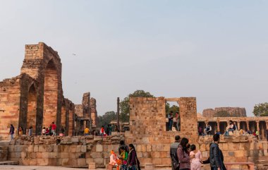 Kutub Minar, Yeni Delhi, Hindistan 'da Kutub Minar ve Kutup Minar olarak da bilinir.
