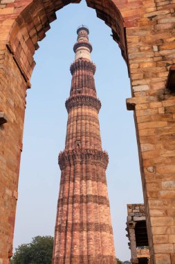Kutub Minar, Yeni Delhi, Hindistan 'da Kutub Minar ve Kutup Minar olarak da bilinir.