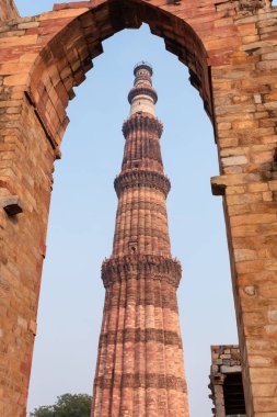 Kutub Minar, Yeni Delhi, Hindistan 'da Kutub Minar ve Kutup Minar olarak da bilinir.