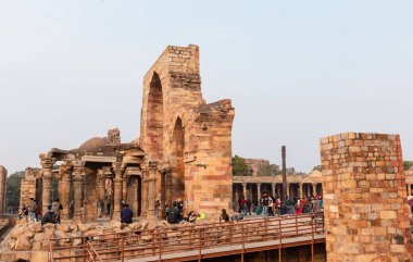 Kutub Minar, Yeni Delhi, Hindistan 'da Kutub Minar ve Kutup Minar olarak da bilinir.