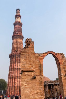 Kutub Minar, Yeni Delhi, Hindistan 'da Kutub Minar ve Kutup Minar olarak da bilinir.