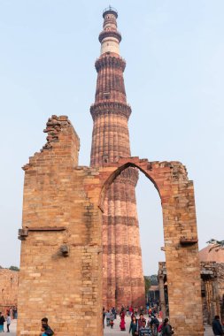 Kutub Minar, Yeni Delhi, Hindistan 'da Kutub Minar ve Kutup Minar olarak da bilinir.