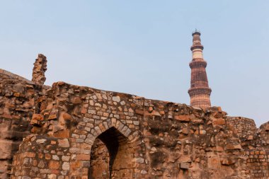 Kutub Minar, Yeni Delhi, Hindistan 'da Kutub Minar ve Kutup Minar olarak da bilinir.