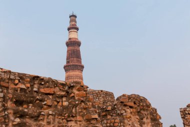 Kutub Minar, Yeni Delhi, Hindistan 'da Kutub Minar ve Kutup Minar olarak da bilinir.