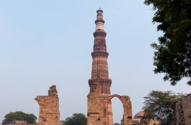 Kutub Minar, Yeni Delhi, Hindistan 'da Kutub Minar ve Kutup Minar olarak da bilinir.