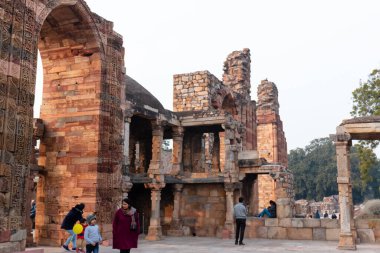 Kutub Minar, Yeni Delhi, Hindistan 'da Kutub Minar ve Kutup Minar olarak da bilinir.