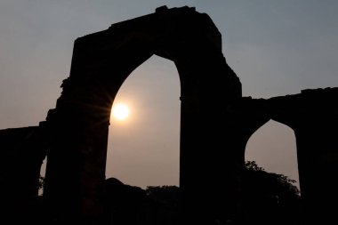 Kutub Minar, Yeni Delhi, Hindistan 'da Kutub Minar ve Kutup Minar olarak da bilinir.