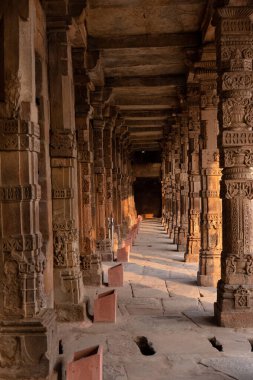 Kutub Minar, Yeni Delhi, Hindistan 'da Kutub Minar ve Kutup Minar olarak da bilinir.