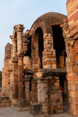 Kutub Minar, Yeni Delhi, Hindistan 'da Kutub Minar ve Kutup Minar olarak da bilinir.