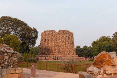 Kutub Minar, Yeni Delhi, Hindistan 'da Kutub Minar ve Kutup Minar olarak da bilinir.