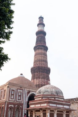 Kutub Minar, Yeni Delhi, Hindistan 'da Kutub Minar ve Kutup Minar olarak da bilinir.