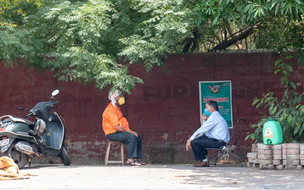 Social Distancing People Talking Each Other Maintaining Distance Wearing Mask — Stock Photo, Image