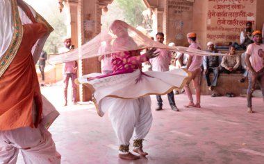 BARSANA, Uttar Pradesh / Hindistan - Mart 2020: Barsana 'daki Radhey Rani Tapınağı' nda düzenlenen Holi festival kutlamalarına katılan Hintliler