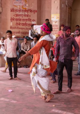 BARSANA, Uttar Pradesh / Hindistan - Mart 2020: Barsana 'daki Radhey Rani Tapınağı' nda düzenlenen Holi festival kutlamalarına katılan Hintliler