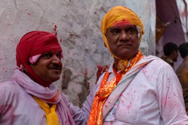 BARSANA, UTTAR PRADESH / INDIA - Mart 2020: İnsanlar geleneksel ve törensel renkli Lathmar Holi 'yi kutluyor 
