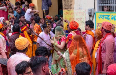 BARSANA, UTTAR PRADESH / INDIA - Mart 2020: İnsanlar geleneksel ve törensel renkli Lathmar Holi 'yi kutluyor 