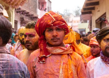 BARSANA, UTTAR PRADESH / INDIA - Mart 2020: İnsanlar geleneksel ve törensel renkli Lathmar Holi 'yi kutluyor 