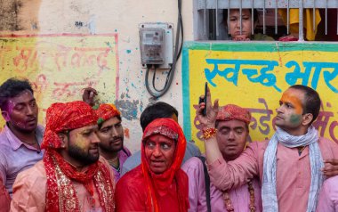 BARSANA, UTTAR PRADESH / INDIA - Mart 2020: İnsanlar geleneksel ve törensel renkli Lathmar Holi 'yi kutluyor 
