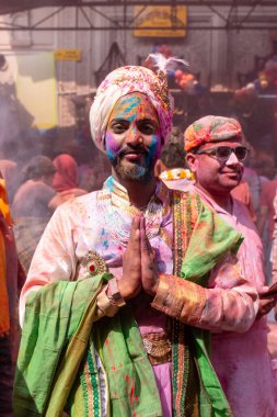BARSANA, UTTAR PRADESH / INDIA - Mart 2020: İnsanlar geleneksel ve törensel renkli Lathmar Holi 'yi kutluyor 