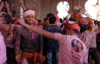 BARSANA, UTTAR PRADESH / INDIA - Mart 2020: İnsanlar geleneksel ve törensel renkli Lathmar Holi 'yi kutluyor 