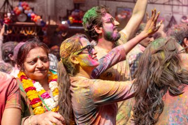 BARSANA, UTTAR PRADESH / INDIA - Mart 2020: İnsanlar geleneksel ve törensel renkli Lathmar Holi 'yi kutluyor 
