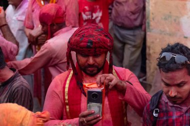 BARSANA, UTTAR PRADESH / INDIA - Mart 2020: İnsanlar geleneksel ve törensel renkli Lathmar Holi 'yi kutluyor 