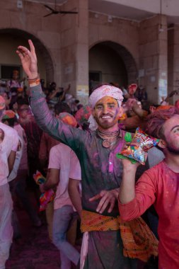 BARSANA, UTTAR PRADESH / INDIA - Mart 2020: İnsanlar geleneksel ve törensel renkli Lathmar Holi 'yi kutluyor 