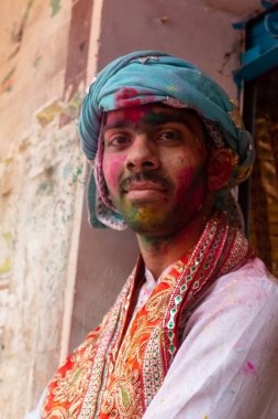 BARSANA, Uttar Pradesh / Hindistan - Mart 2020: Barsana 'daki Radhey Rani Tapınağı' nda düzenlenen Holi festival kutlamalarına katılan Hintliler