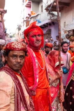 BARSANA, UTTAR PRADESH / INDIA - Mart 2020: İnsanlar geleneksel ve törensel renkli Lathmar Holi 'yi kutluyor 