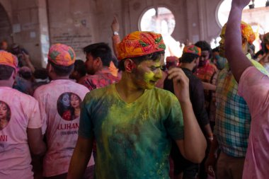 BARSANA, UTTAR PRADESH / INDIA - Mart 2020: İnsanlar geleneksel ve törensel renkli Lathmar Holi 'yi kutluyor 