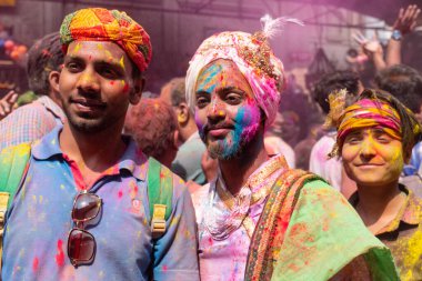 BARSANA, UTTAR PRADESH / INDIA - Mart 2020: İnsanlar geleneksel ve törensel renkli Lathmar Holi 'yi kutluyor 