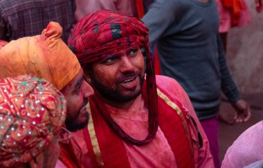 BARSANA, UTTAR PRADESH / INDIA - Mart 2020: İnsanlar geleneksel ve törensel renkli Lathmar Holi 'yi kutluyor 