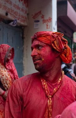 BARSANA, UTTAR PRADESH / INDIA - Mart 2020: İnsanlar geleneksel ve törensel renkli Lathmar Holi 'yi kutluyor 